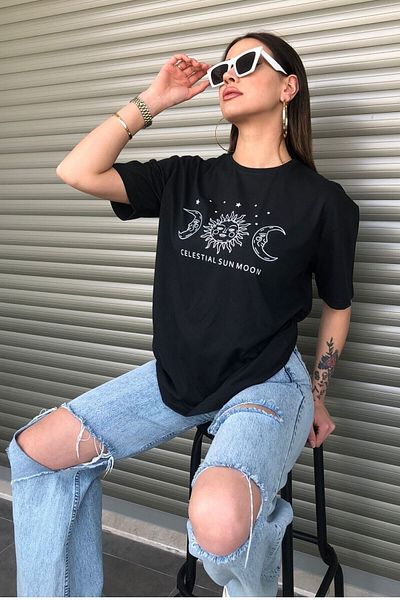 Moda Glo Голяма тениска с кръгло деколте с черна луна