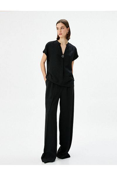 Koton Bluse mit V-Ausschnitt, kurzen Ärmeln, detailliertes Accessoire aus Viskose