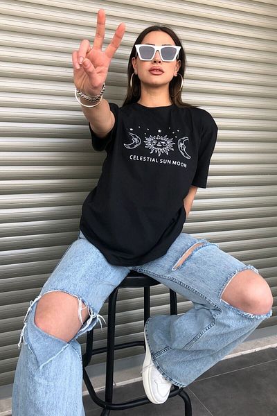 Moda Glo Голяма тениска с кръгло деколте с черна луна