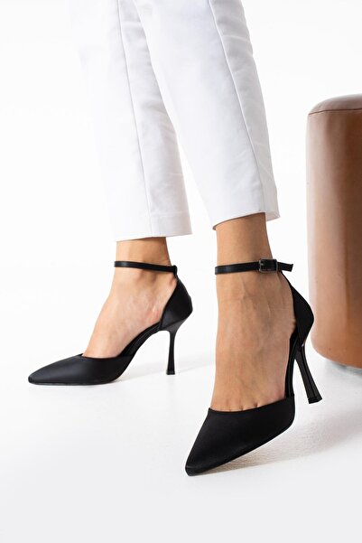 PARİS حذاء نسائي أسود بمقدمة مدببة