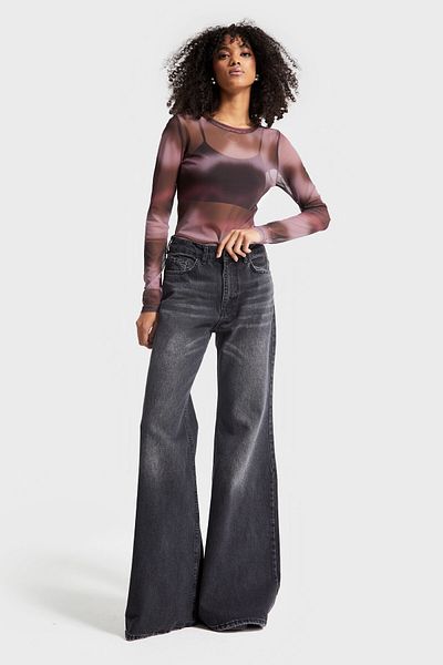 its basic Dunkel geräucherte Flare-Fit-Jeanshose aus 100 % Baumwolle für Damen