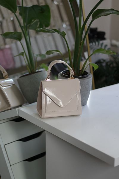 Moom Bag Women's Cream Patent Leather Cover Detailed Strap Shoulder Bag