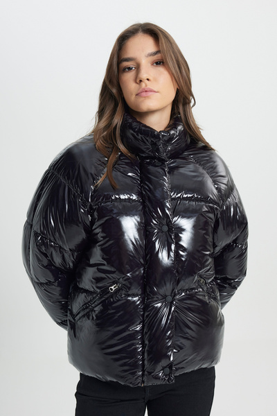 WRANGLER Μαύρο πουπουλένιο παλτό με κουκούλα, χαλαρή εφαρμογή, άνετο κοψίμα