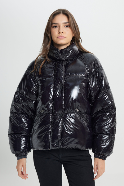 WRANGLER Μαύρο πουπουλένιο παλτό με κουκούλα, χαλαρή εφαρμογή, άνετο κοψίμα