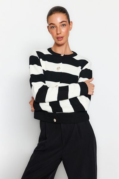 Trendyol Collection Ecru gestreifter Strick-Cardigan – Jacken-Look, TWOAW24HI00091