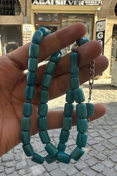 Agai Silver مسبحة من العنبر المضغوط باللون الفيروزي مع قطع كبسولة على شكل أوراق شجر