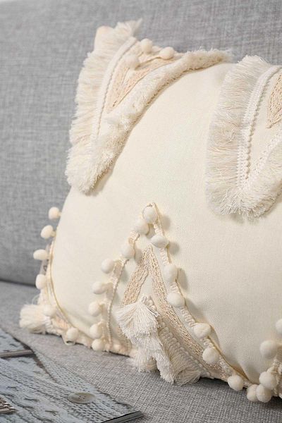 Aisha's Design غطاء وسادة بتفاصيل بوم بوم متعرجة - K-217