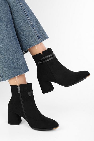 Shoeberry Damen-Stiefel „Molly“ aus schwarzem Wildleder mit detailliertem Reißverschluss und Absatz