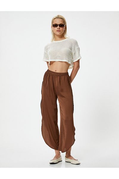 Koton Asymmetrische Hose mit Schlitz und detailliertem, bequemem Passform-Aerobin-Stoff