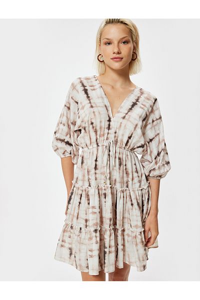 Koton Şahika Ercümen – Baumwoll-Minikleid mit Ballonärmeln, Batikmuster mit V-Ausschnitt