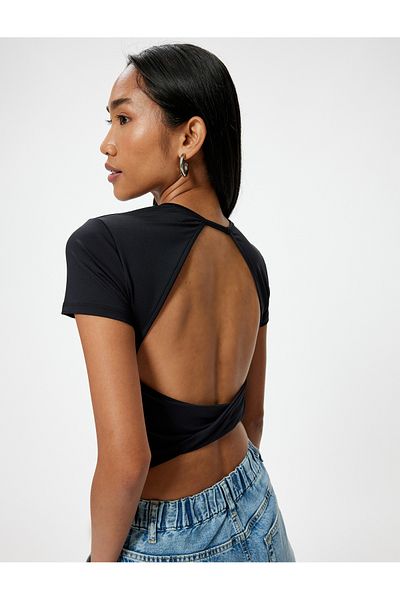 Koton Body cu mânecă scurtă, cu gât rotund, slim fit, cu detaliu pe geamul din spate