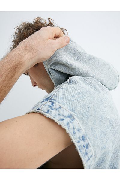 Koton Ärmellose, übergroße Jeansjacke mit Reißverschluss – Kapuze und Taschendetails