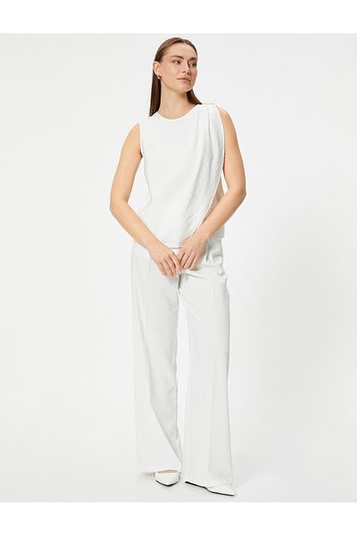 Koton Ärmellose Bluse aus Viskose mit Rundhalsausschnitt und Perlendetail