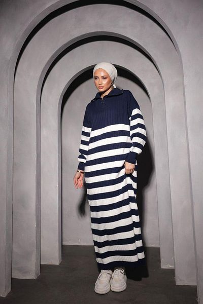 Bold Grup فستان نسائي منسوج باللون الأزرق الداكن والأبيض مخطط بنصف سحاب ورقبة نصف مضلع