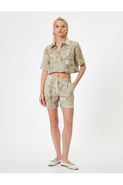 Koton Kurzärmliges Crop-Shirt mit Batikmuster – Klappentaschendetail