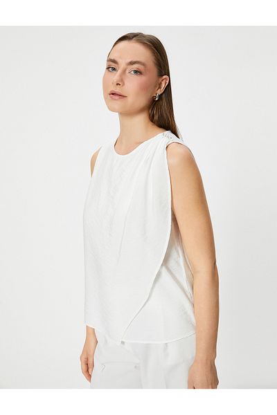 Koton Ärmellose Bluse aus Viskose mit Rundhalsausschnitt und Perlendetail