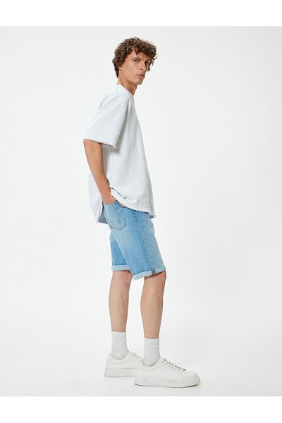Koton Jeansshorts im Bermuda-Schnitt und schmaler Passform – mit Bündchen und Knopfleiste