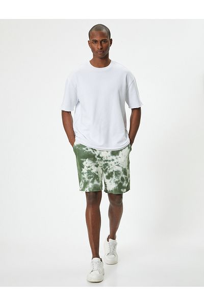 Koton Übergroße Bermudashorts mit Schnürung in der Taille und abstrakt bedruckten Taschen