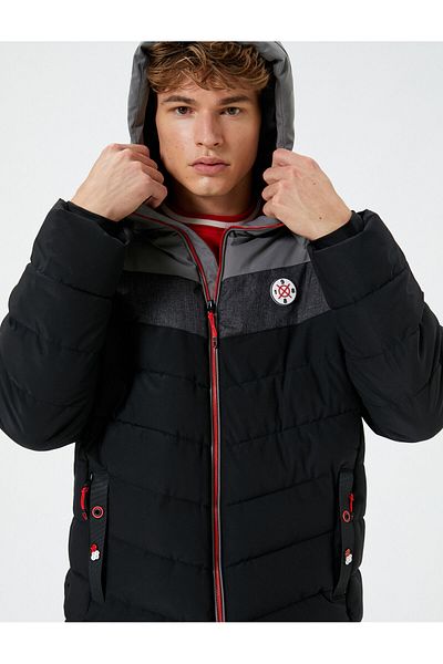 Koton Puffer Jacket με κουκούλα και εμπριμέ έγχρωμο μπλοκ τσέπη με φερμουάρ