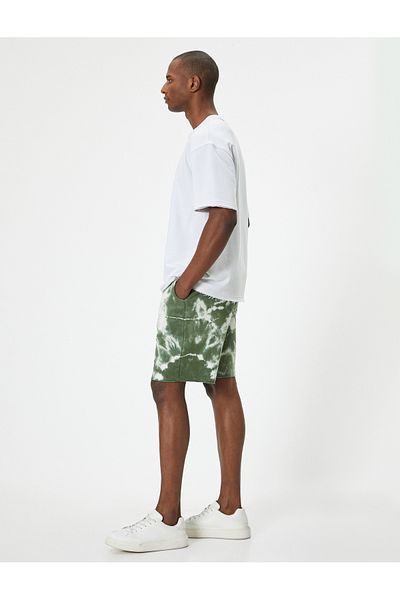 Koton Übergroße Bermudashorts mit Schnürung in der Taille und abstrakt bedruckten Taschen