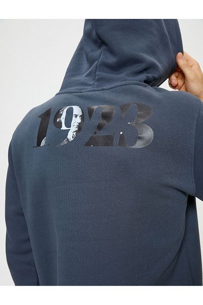 Koton Atatürk bedrucktes Sweatshirt mit Kapuze zum 100-jährigen Jubiläum