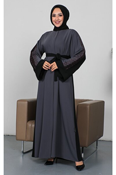 KADEEM عباية قماش كوبرا مطرزة