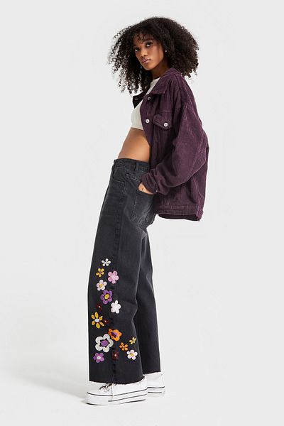 its basic Damen-Jeans mit dunklem, geräuchertem, floral besticktem Culotte-Fit-Design
