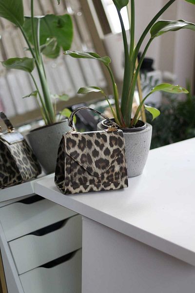 Moom Bag Geantă de umăr cu curea detaliată cu model leopard pentru femei