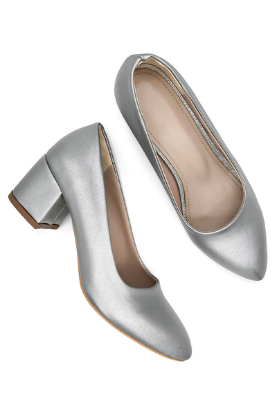 MAGGIO Ασημένια μυτερά γυναικεία παπούτσια με τακούνι