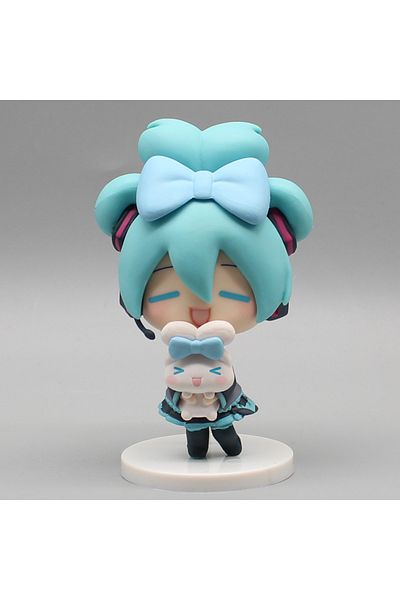 Choice B Hatsune Miku Anime Figurine Holding Cinnamoroll Bean Eyed Kawaii Tabletop Decorations Action Figu.