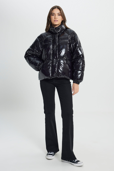 WRANGLER Μαύρο πουπουλένιο παλτό με κουκούλα, χαλαρή εφαρμογή, άνετο κοψίμα