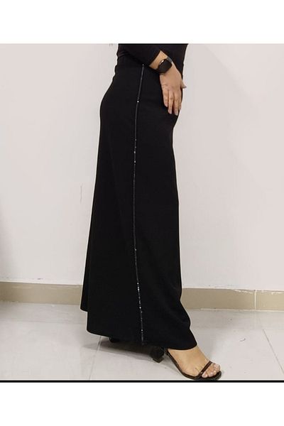 AKŞEN GİYİM Μαύρη μολύβι φούστα από ύφασμα Lycra Scuba Crepe με πέτρινη λεπτομέρεια στα πλαϊνά, κατάλληλη για μεσούρα
