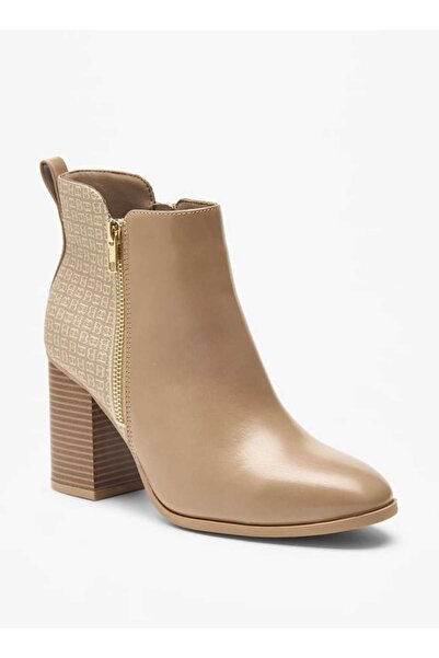 Flora Bella by Shoexpress حذاء الكاحل Flora Bella بتفاصيل الشعار وكعب سميك وإ...