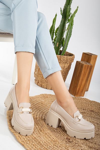 Mc vay Shoes Γυναικείο Loafer με τακούνι μπεζ δέρμα με κομψά αξεσουάρ 8 εκατοστών