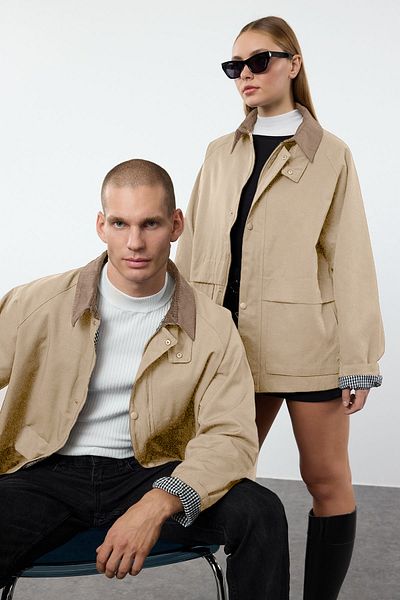 Trendyol Collection Unisex-Seasonalmantel aus Samt mit Kragendetail – normale Passform TMNAW25MO00017