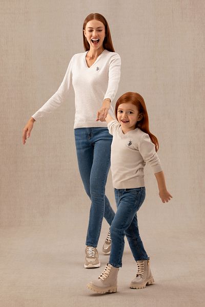 U.S. Polo Assn. Pulover de bază cu decolteu în V crem pentru fete 50275850 -VR071