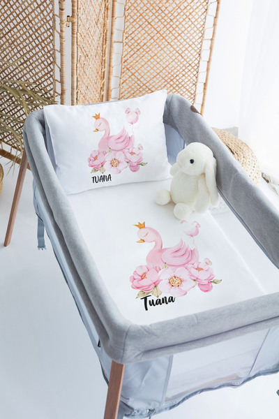 Lilabio %100 Pamuk Saten İsme Özel İsimli 70x120 Park Yatak Nevresim Seti Kuğu