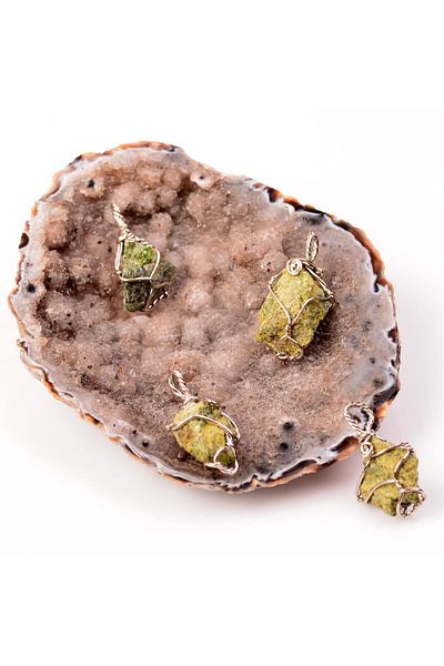 Taş Sandığı Raw Diopside Stone Necklace - Wire Wrapped