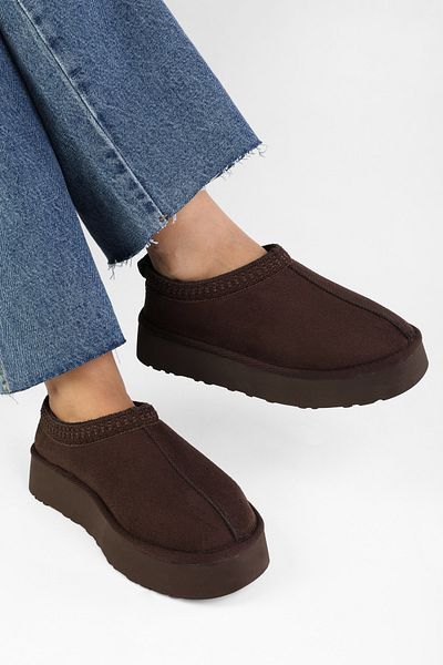 Shoeberry Braune, pelzige, kurze, flache Wildleder-Hausschuhe von Uggps für Damen