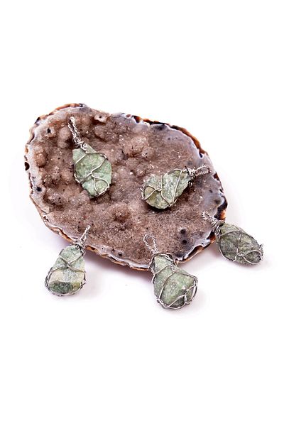 Taş Sandığı Raw Jade Stone Necklace - Wire Wrap ( Nephrite Green )