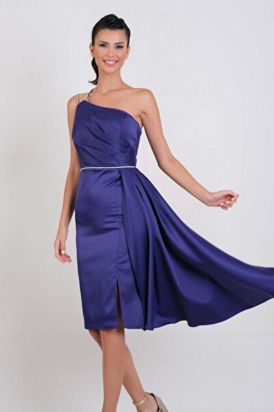 Spazio Pantaleo Taş Aksesuar Askılı Asimetrik Yaka Yırtmaçlı Kısa Abiye Elbis...