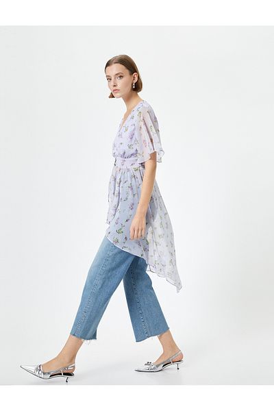 Koton Asymmetrisch geschnittene Chiffonbluse mit Blumendruck – tiefer V-Ausschnitt und geknöpfte Rüschen