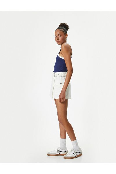 Koton Locker geschnittener Mini-Shortsrock – mit Gürtel und Taschendetail