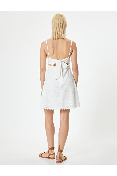 Koton Minikleid mit Muschelsaum und dünnen Trägern – gefüttert und mit Barca-Krawatte