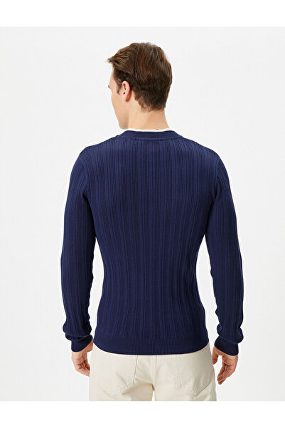 Koton Slim-Fit-Strickpullover mit strukturiertem Kragen und langen Ärmeln