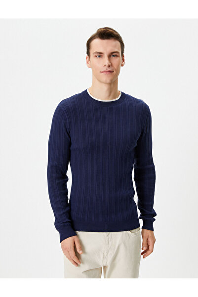 Koton Slim-Fit-Strickpullover mit strukturiertem Kragen und langen Ärmeln