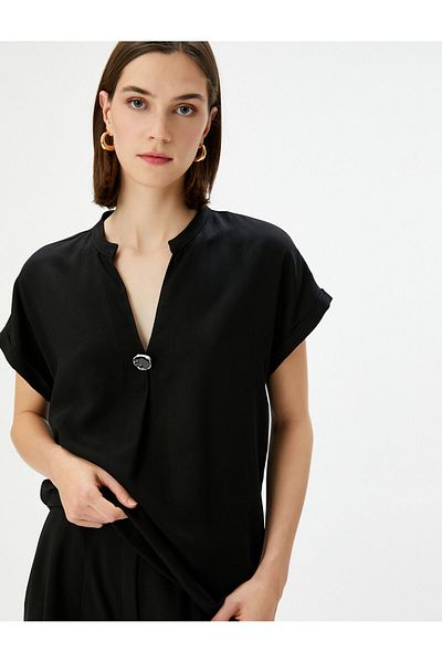 Koton Bluse mit V-Ausschnitt, kurzen Ärmeln, detailliertes Accessoire aus Viskose