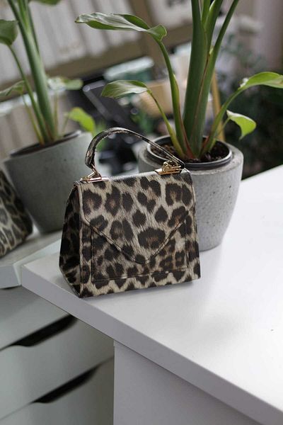 Moom Bag Geantă de umăr cu curea detaliată cu model leopard pentru femei