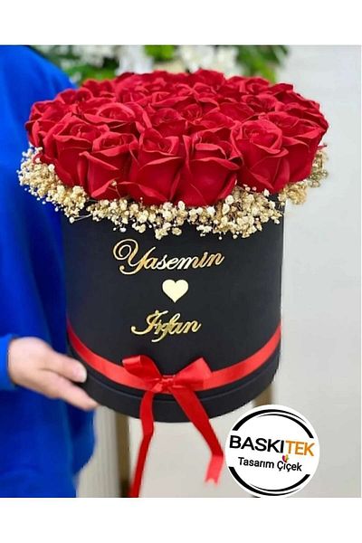 baskıtek Θυρίδα απαστάτης λουλούδι απαστάτης, ανθοδέσμη απαστάτης, ανθοδέσμη απαστάτης κοριτσιού, τριαντάφυλλα σε κουτί