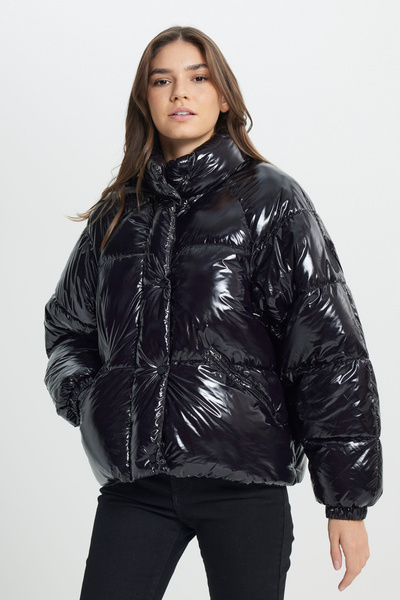 WRANGLER Μαύρο πουπουλένιο παλτό με κουκούλα, χαλαρή εφαρμογή, άνετο κοψίμα